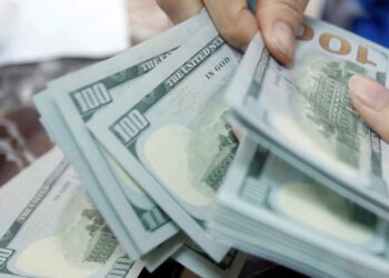 Dólar sobe para R$ 5,06; bolsa cai com IPCA-15 e recuo do petróleo