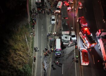 Engavetamento com oito veículos deixa pais mortos e duas crianças feridas na Rodovia do Contorno, no ES