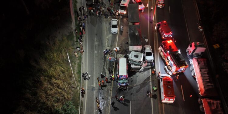 Engavetamento com oito veículos deixa pais mortos e duas crianças feridas na Rodovia do Contorno, no ES