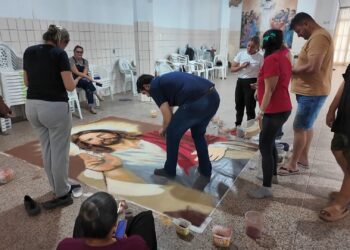 Tapetes de Corpus Christi: fiéis ensinam técnica para voluntários continuarem tradição em Castelo, uma das maiores festas do país
