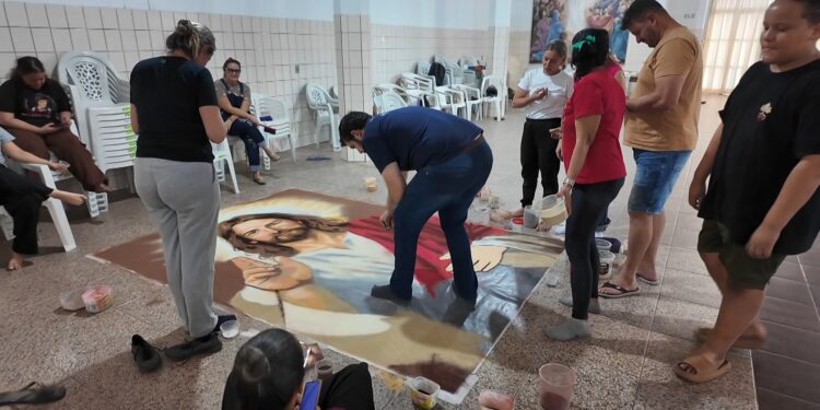 Tapetes de Corpus Christi: fiéis ensinam técnica para voluntários continuarem tradição em Castelo, uma das maiores festas do país