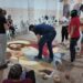 Tapetes de Corpus Christi: fiéis ensinam técnica para voluntários continuarem tradição em Castelo, uma das maiores festas do país