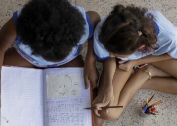Metade dos estudantes não vê debate antirracista na escola, diz estudo