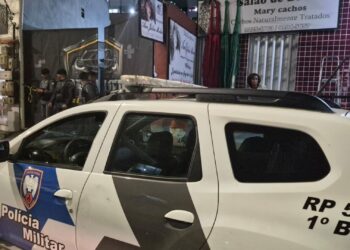 Funcionário é morto a tiros dentro de lava a jato e dono é baleado na nuca enquanto limpava carro, em Vitória