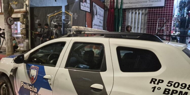 Funcionário é morto a tiros dentro de lava a jato e dono é baleado na nuca enquanto limpava carro, em Vitória