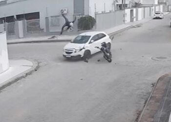 VÍDEO: motociclista é arremessado após bater em carro em cruzamento de Linhares, no ES