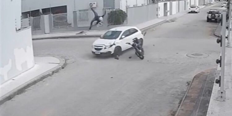 VÍDEO: motociclista é arremessado após bater em carro em cruzamento de Linhares, no ES