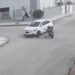 VÍDEO: motociclista é arremessado após bater em carro em cruzamento de Linhares, no ES