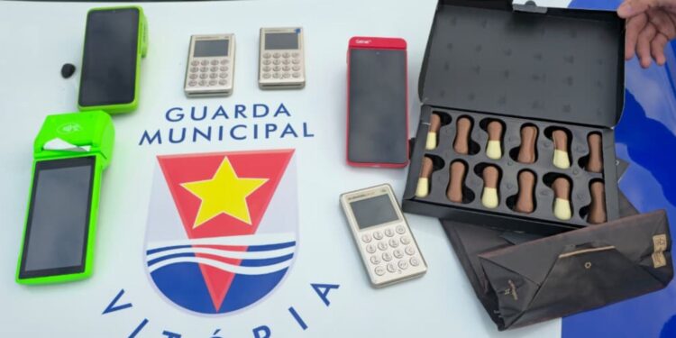 Homem é preso suspeito de se passar por entregador de exames para aplicar golpe da maquininha em idosos, em Vitória