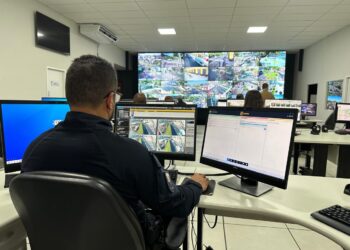 Oficial de Justiça é preso após ser flagrado por câmeras pilotando moto furtada em Vitória