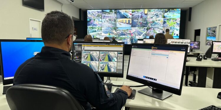 Oficial de Justiça é preso após ser flagrado por câmeras pilotando moto furtada em Vitória