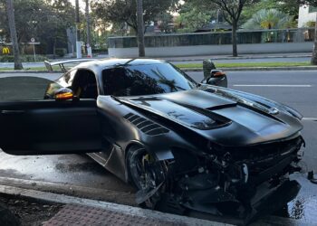 Carro de luxo é encontrado abandonado e com som ligado após acidente em Vitória