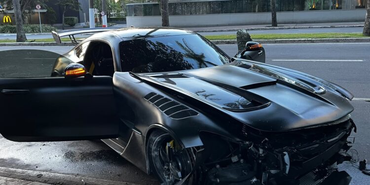 Carro de luxo é encontrado abandonado e com som ligado após acidente em Vitória