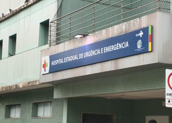 Homem invade casa dos pais da ex-companheira, esfaqueia mulher e se entrega à polícia em Cariacica