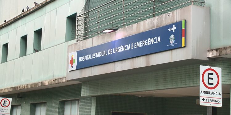Homem invade casa dos pais da ex-companheira, esfaqueia mulher e se entrega à polícia em Cariacica