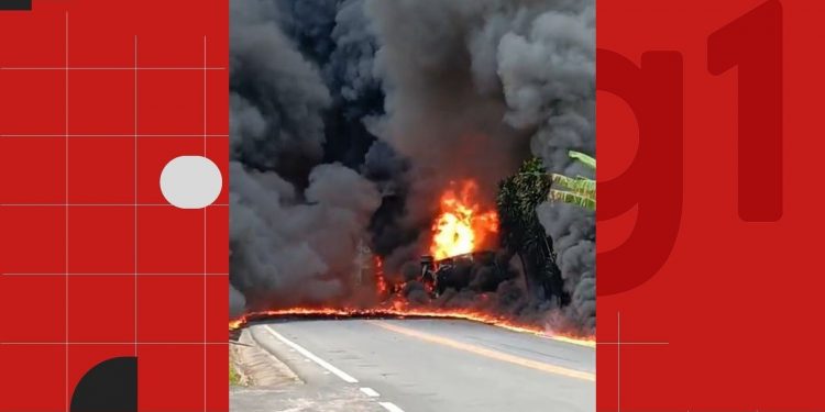 Vídeo mostra momento em que caminhão tomba, pega fogo e interdita rodovia no ES; assista