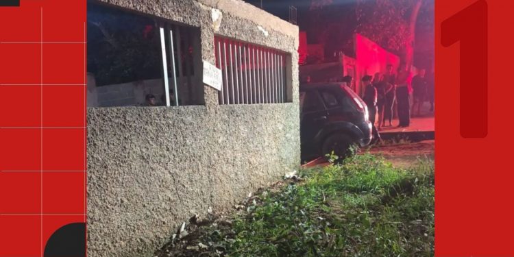 Homem morre esmagado após 'macaco' ceder enquanto consertava carro em Anchieta