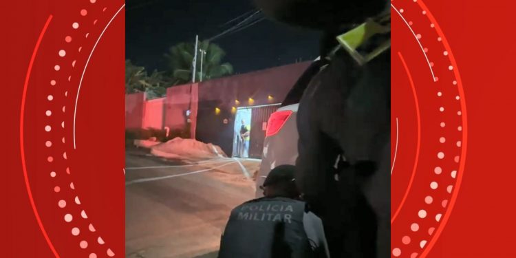 VÍDEO: Major da PM é preso após disparar contra casa de vizinha e ameaçar policiais em Guarapari
