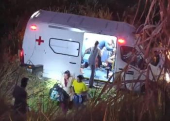 VÍDEO: Motorista de ambulância sofre convulsão, perde controle, bate em moto e cai em ribanceira, no ES