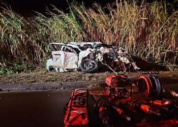 Duas pessoas morrem em acidente entre carreta e carros na BR-101 em Linhares