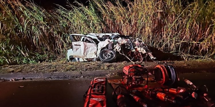 Duas pessoas morrem em acidente entre carreta e carros na BR-101 em Linhares